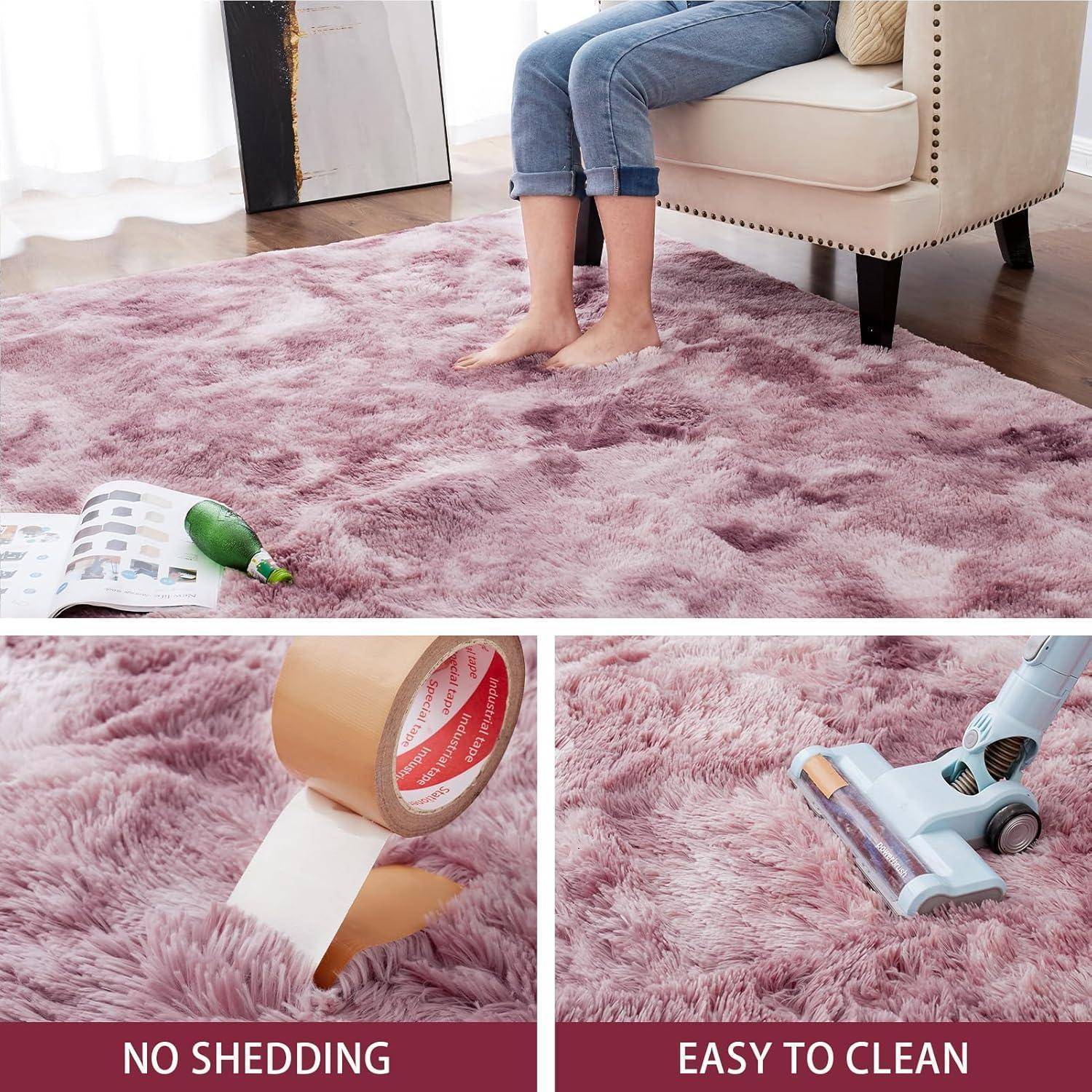 Ein gemütliches Zimmer mit einem weichen rosa Teppich zeigt eine Person, die auf einem cremefarbenen Sofa sitzt, einen Staubsauger, der den Teppich reinigt, und eine Rolle Klebeband, die kein Ausfasern zeigt.