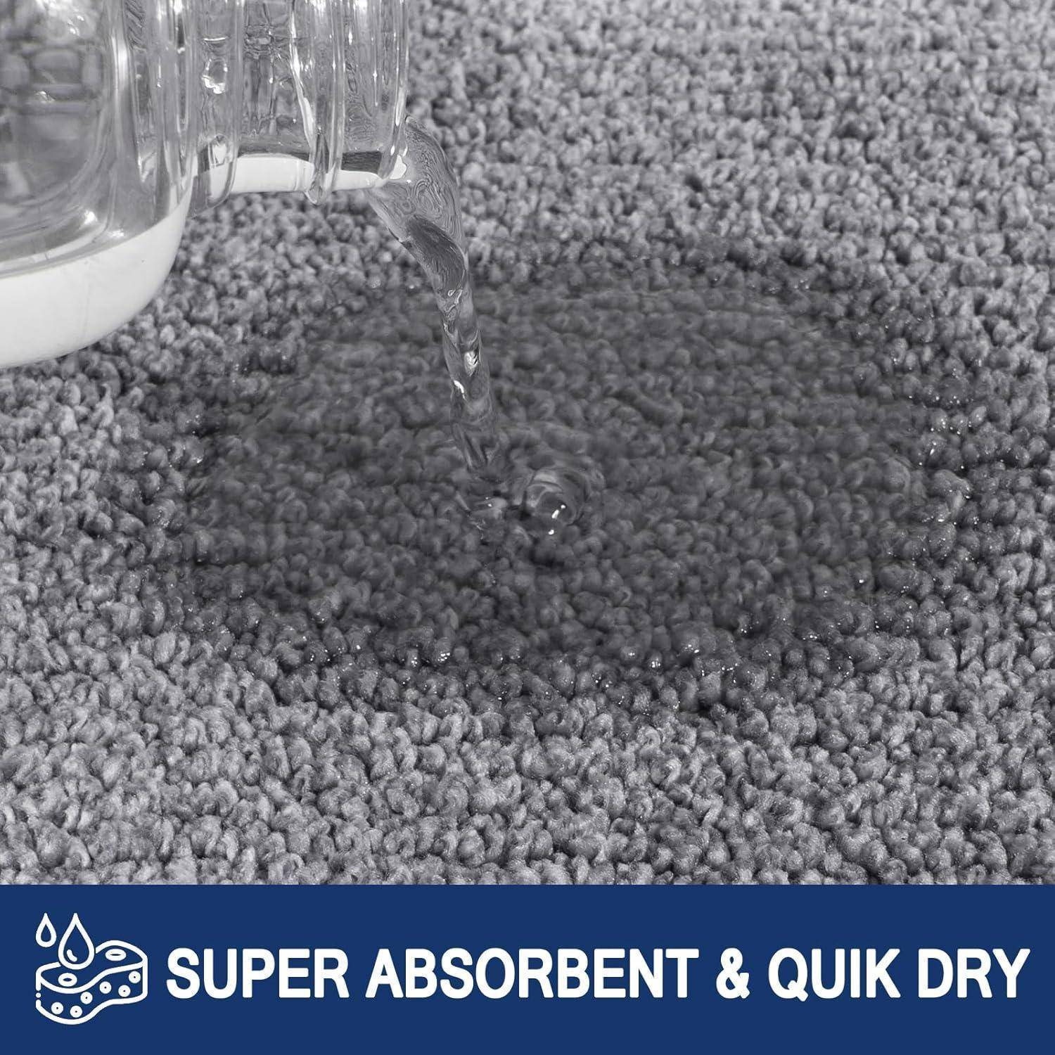 Eine Flasche verschüttet Wasser auf einen grauen Teppich. Der Text darunter liest sich: „Super absorbierend & schnell trocknend