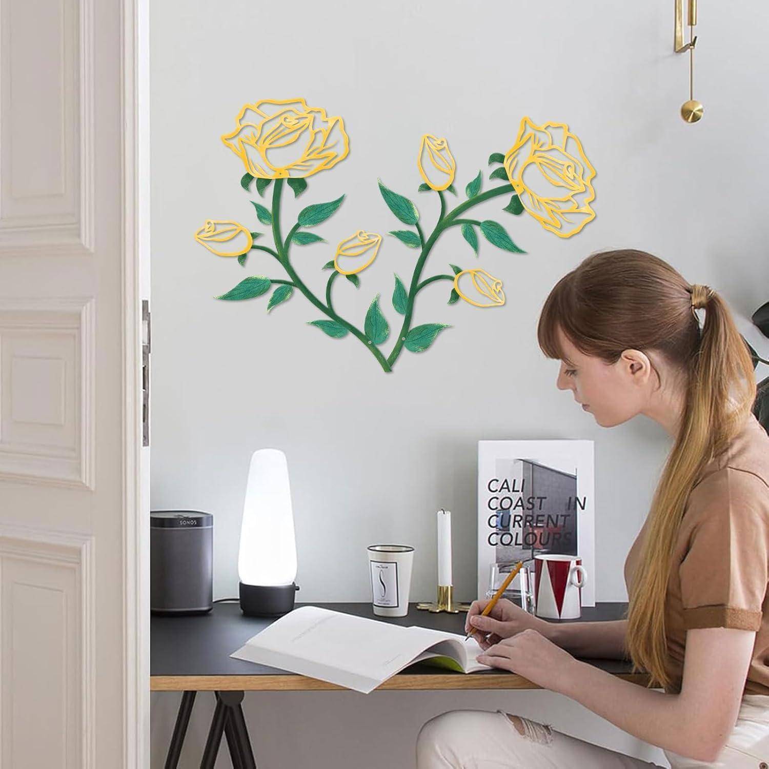 Eine Frau sitzt an einem Schreibtisch und schreibt in ein Notizbuch. Auf dem Schreibtisch befinden sich eine Lampe, eine Tasse und ein Rahmen mit den Worten 