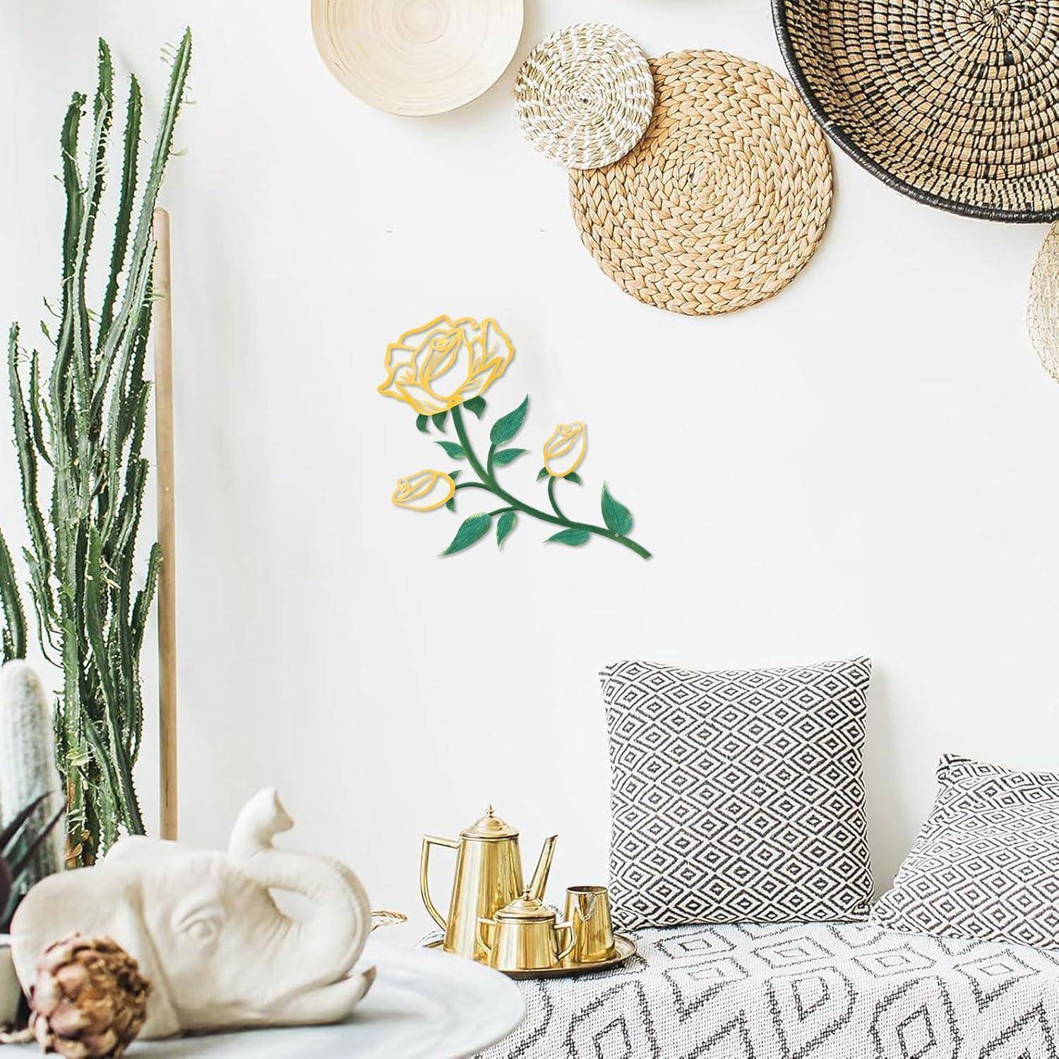 Ein heller, moderner Wohnraum mit gewebten Wanddekorationen, einem gelben Blumengemälde und geometrisch gemusterten Kissen auf einem weißen Sofa.