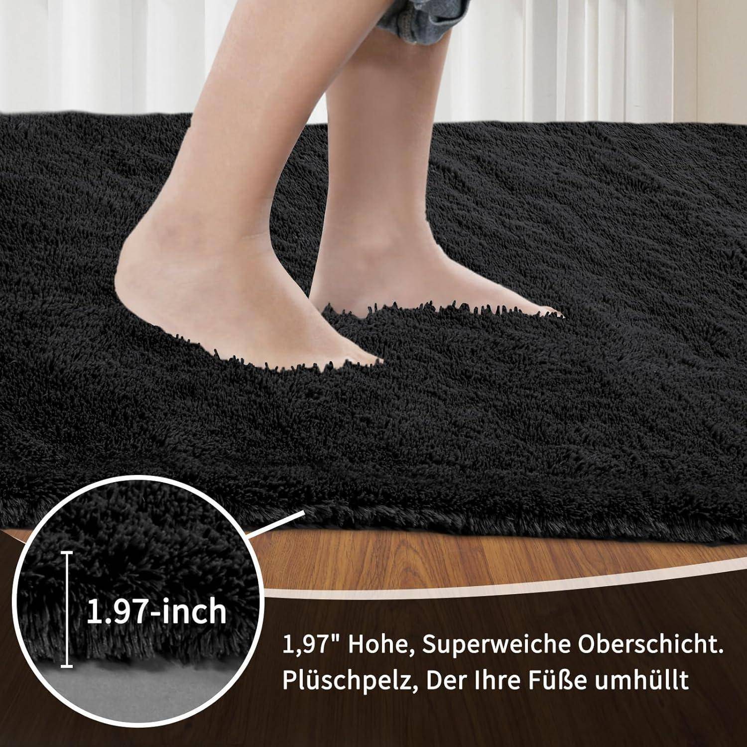 Eine Person geht barfuß auf einem üppigen, schwarzen Teppich. Der Teppich ist unglaublich weich und samtartig, mit einer Florhöhe von beeindruckenden 1,97 Zoll. Jeder Schritt versinkt sanft in der luxuriösen Textur, die sich wie eine weiche Umarmung für die Füße anfühlt.