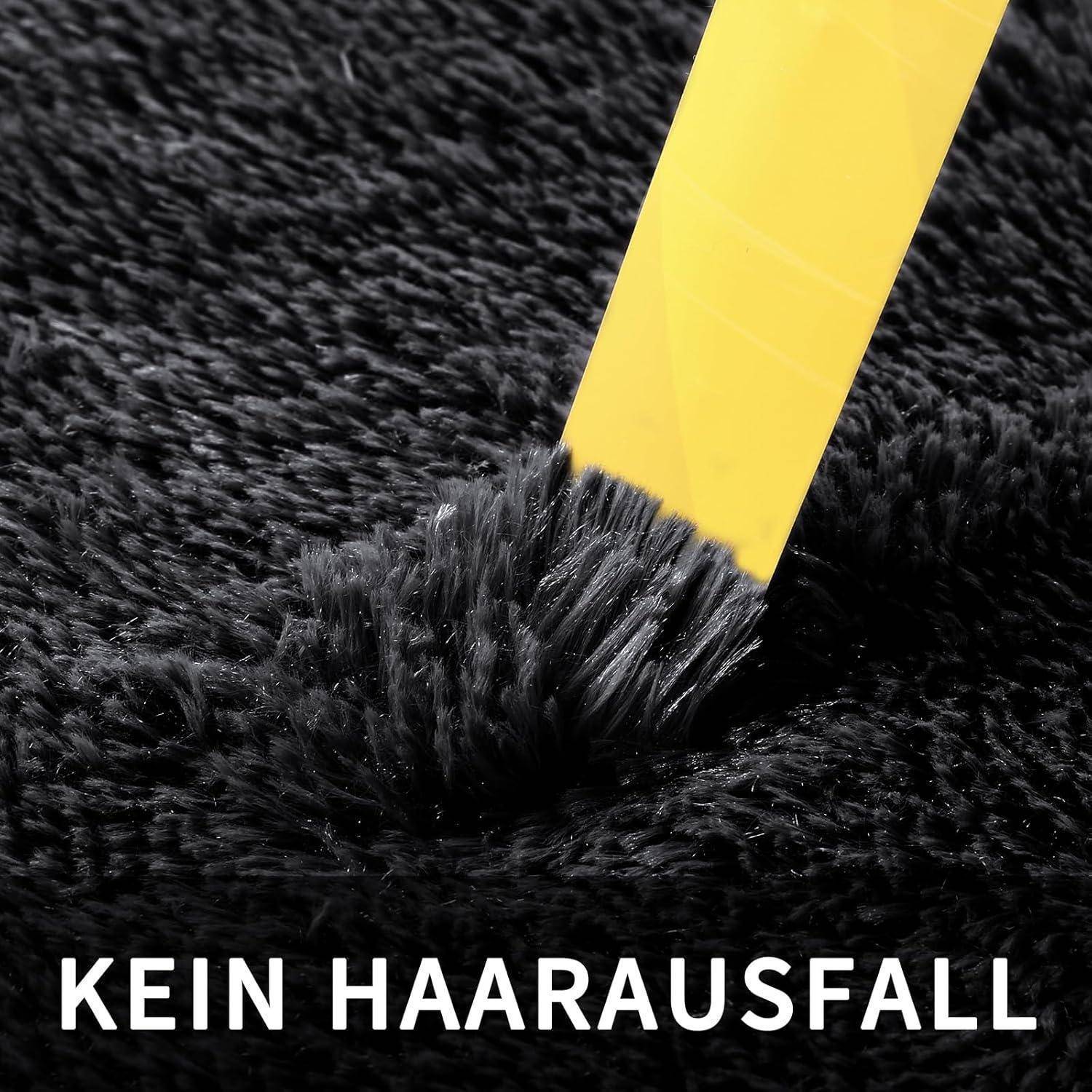Ein gelber Streifen gleitet sanft über einen schwarzen, strukturierten Stoff und fängt lose Haare ein. Der Text darunter liest sich: 'KEIN HAARAUSFALL'.