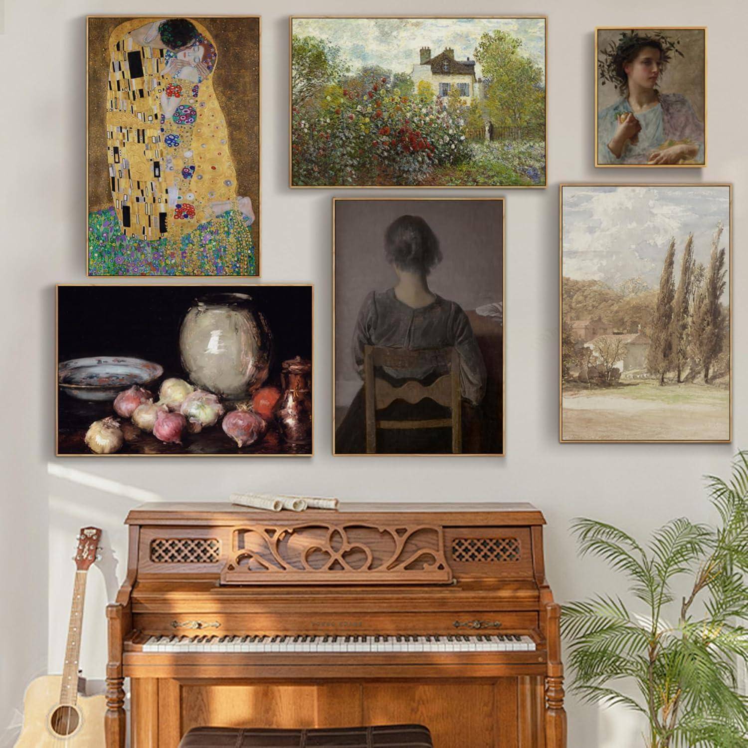 Ein Holzklavier ist umgeben von sechs gerahmten Kunstwerken: ein abstraktes Porträt, eine Landschaft, ein klassisches Porträt, ein Stillleben mit Früchten, ein Porträt von hinten und eine ländliche Szene. Eine Gitarre lehnt an der Wand.