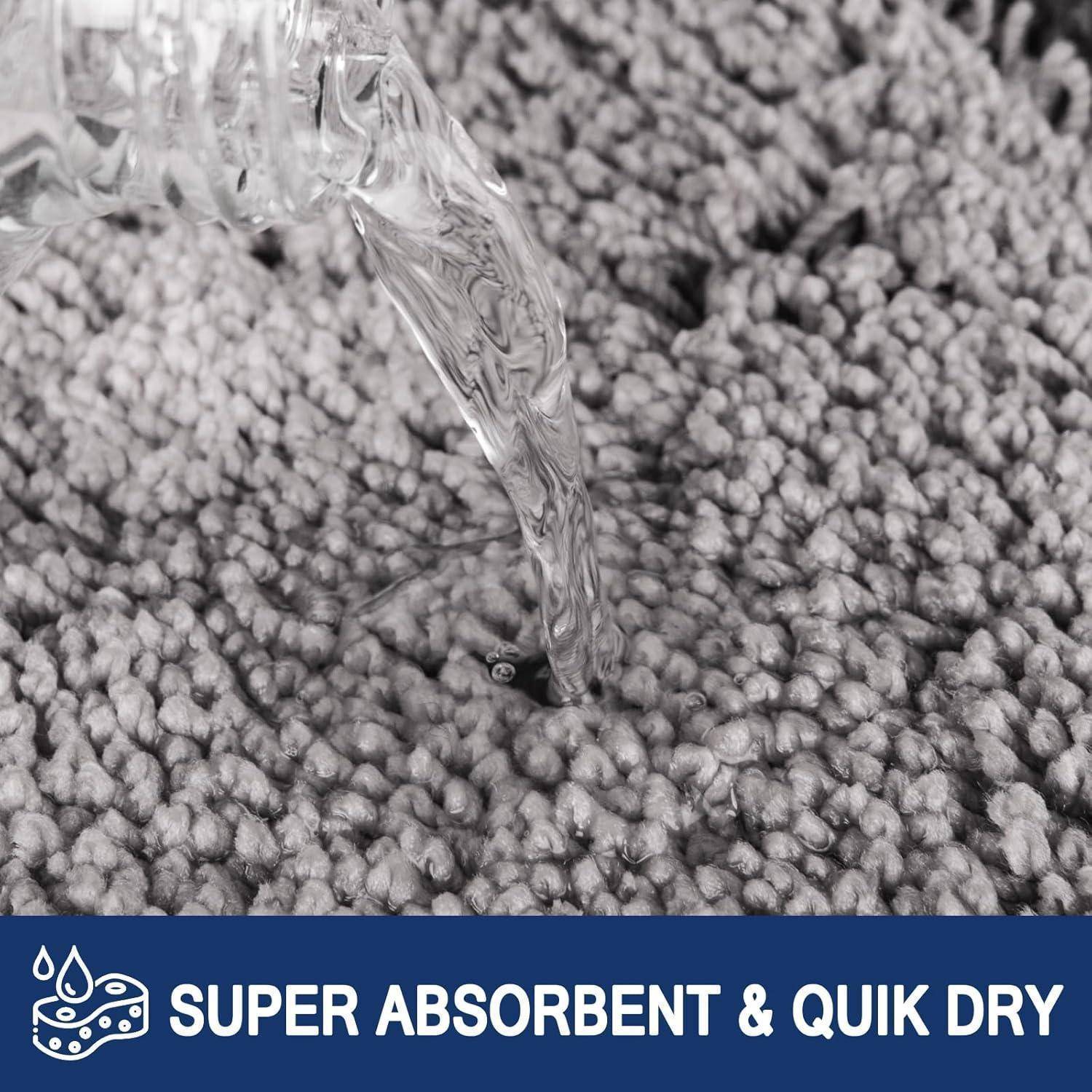 Wasser wird auf einen Teppich gegossen mit Text 'Super Absorbierend & Schnell Trocknend' darunter, was die Absorptionsfähigkeit des Teppichs hervorhebt.