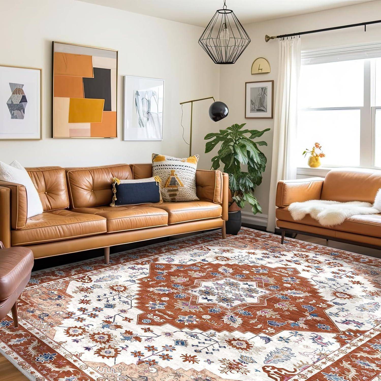 Ein modernes Wohnzimmer mit einem braunen Ledersofa, einem gemusterten Teppich, abstrakten Wandkunstwerken und einem großen Fenster mit natürlichem Licht.
