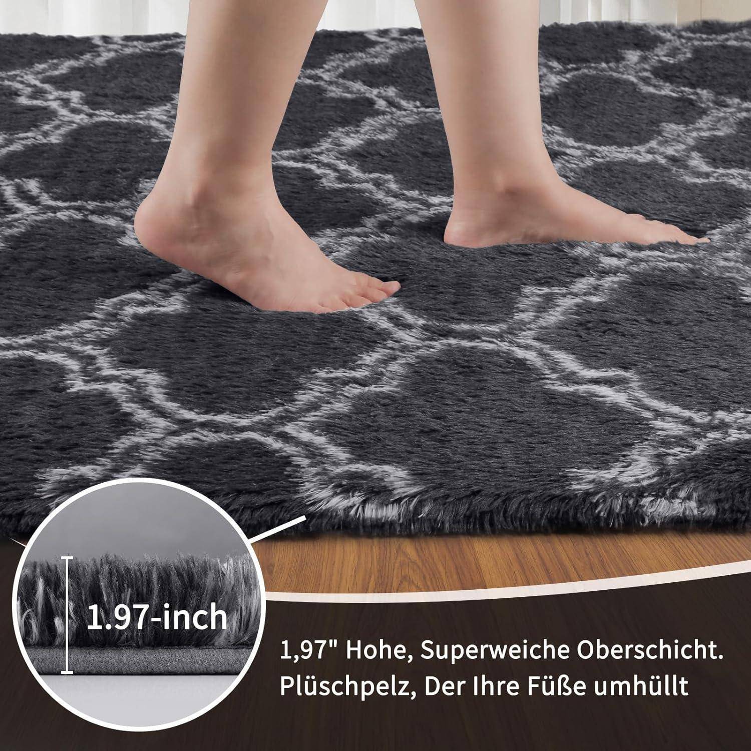 „Person steht auf einem flauschigen schwarzweißen geometrisch gemusterten Teppich, der eine 1,97-Zoll hohe Weichheit für maximalen Komfort präsentiert.