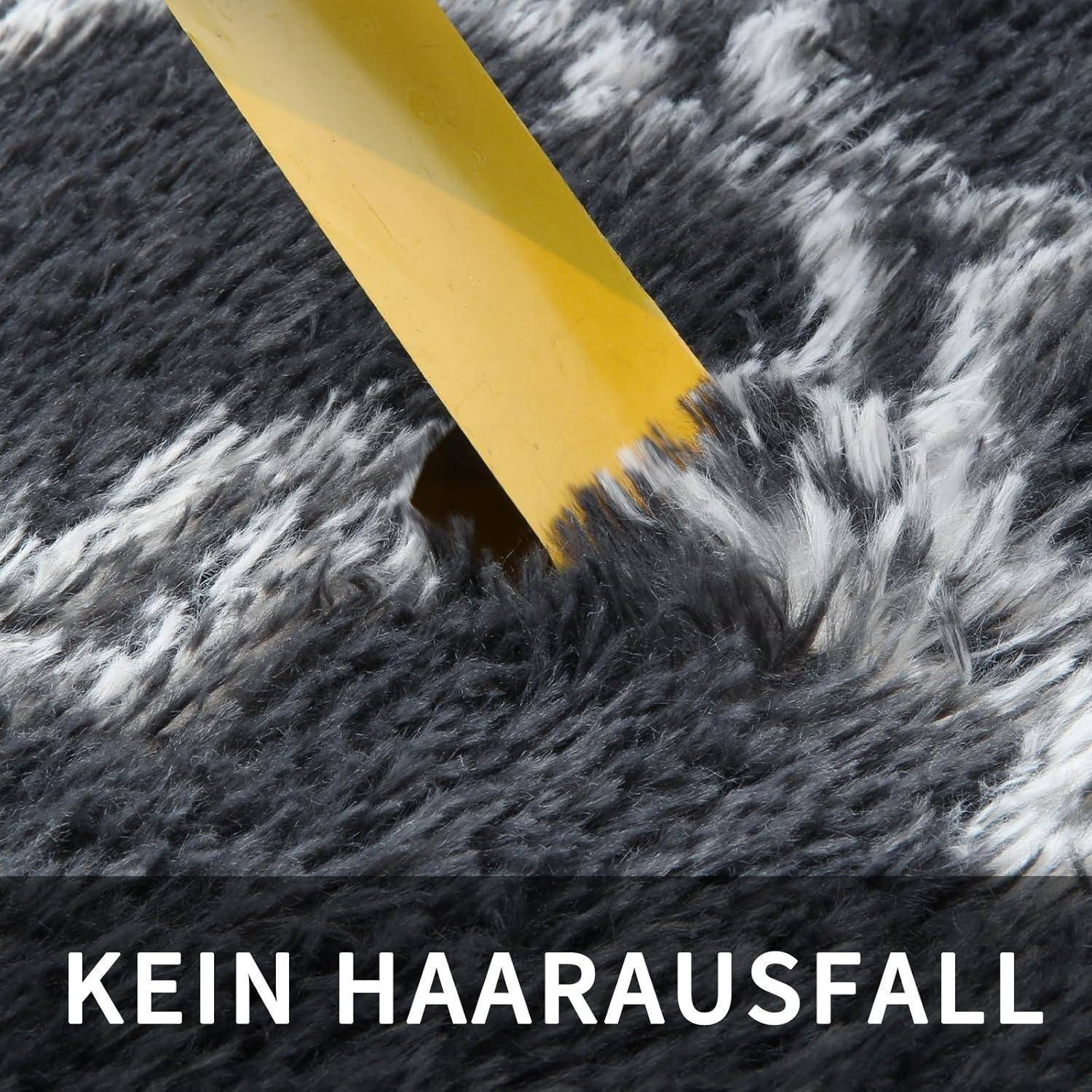 Ein gelbes Stück Klebeband auf einer grauen und weißen flauschigen Oberfläche. Der Text liest: Kein Haarausfall.
