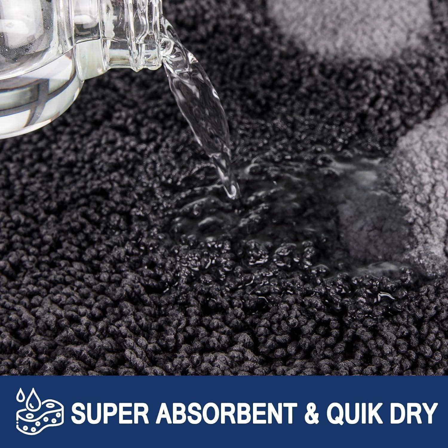 Eine klare Flüssigkeit wird auf eine dunkle, strukturierte Oberfläche gegossen, darunter ein blaues Etikett mit der Aufschrift „SUPER ABSORBENT & SCHNELL TROCKNEND