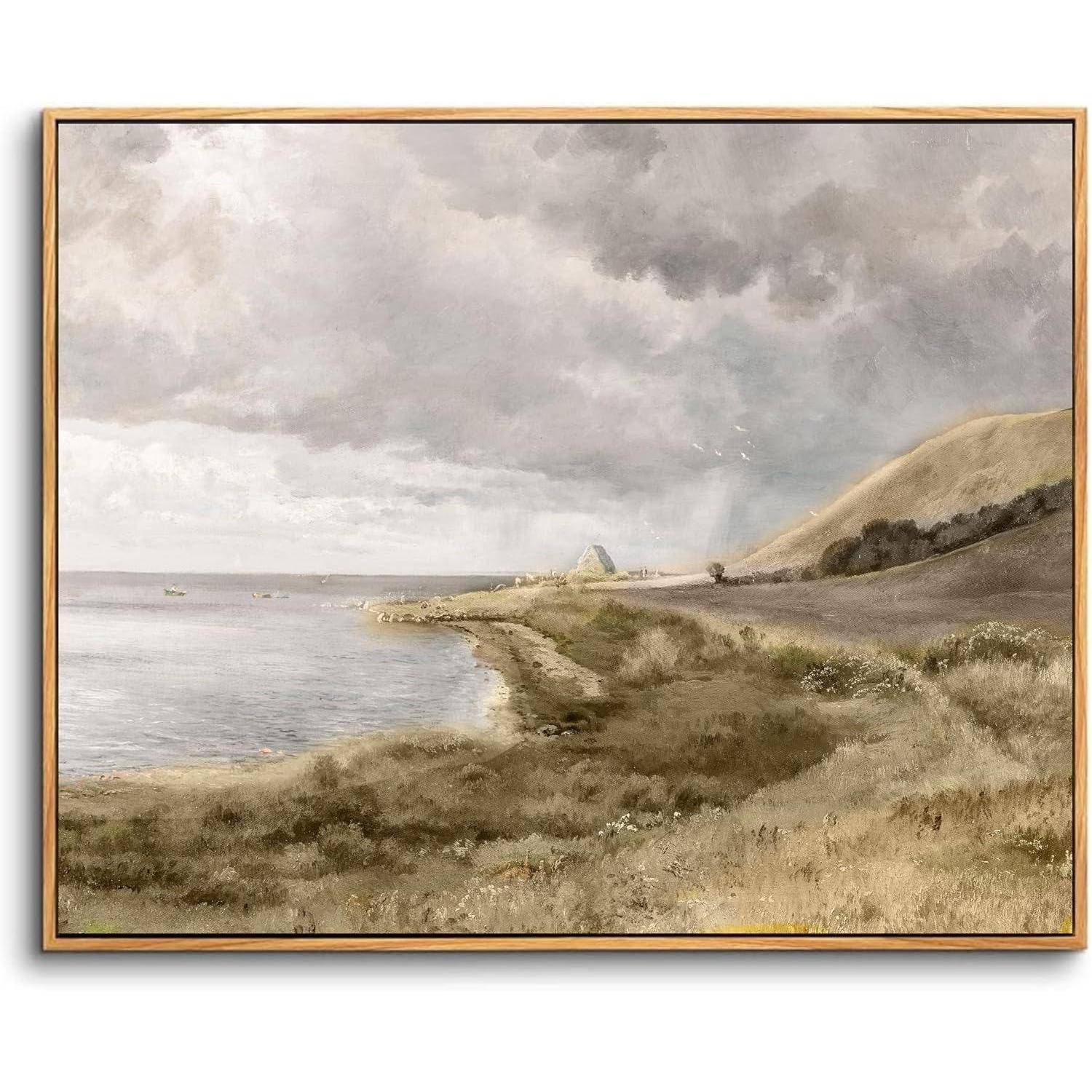 Ein friedliches Seelandschaftsgemälde zeigt einen wolkenverhangenen Himmel über einem ruhigen Ufer, mit fernen Hügeln und einem einsamen Gebäude in der Nähe der Wasserkante.