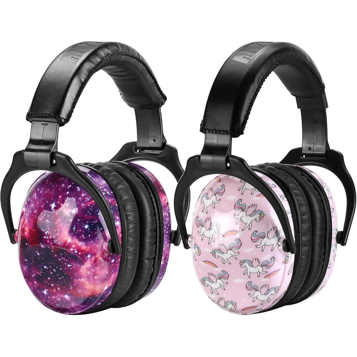 Zwei Paar Ohrenschützer; eines mit Galaxienmuster und das andere mit einem rosa Einhorn-Design, beide mit schwarzen gepolsterten Kopfbändern.