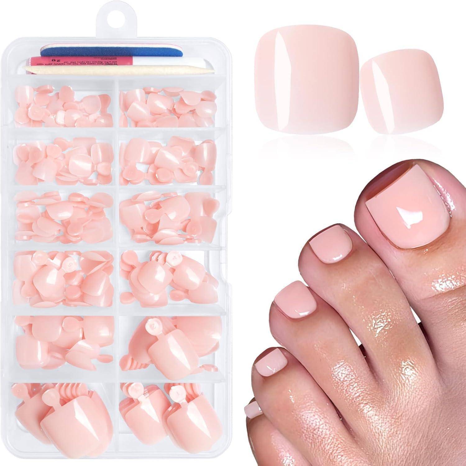 Ein Fuß mit glänzend pinken Zehennägeln wird neben einem Set mit mehreren künstlichen pinken Nägeln und einem Nagelhautschaber gezeigt.
