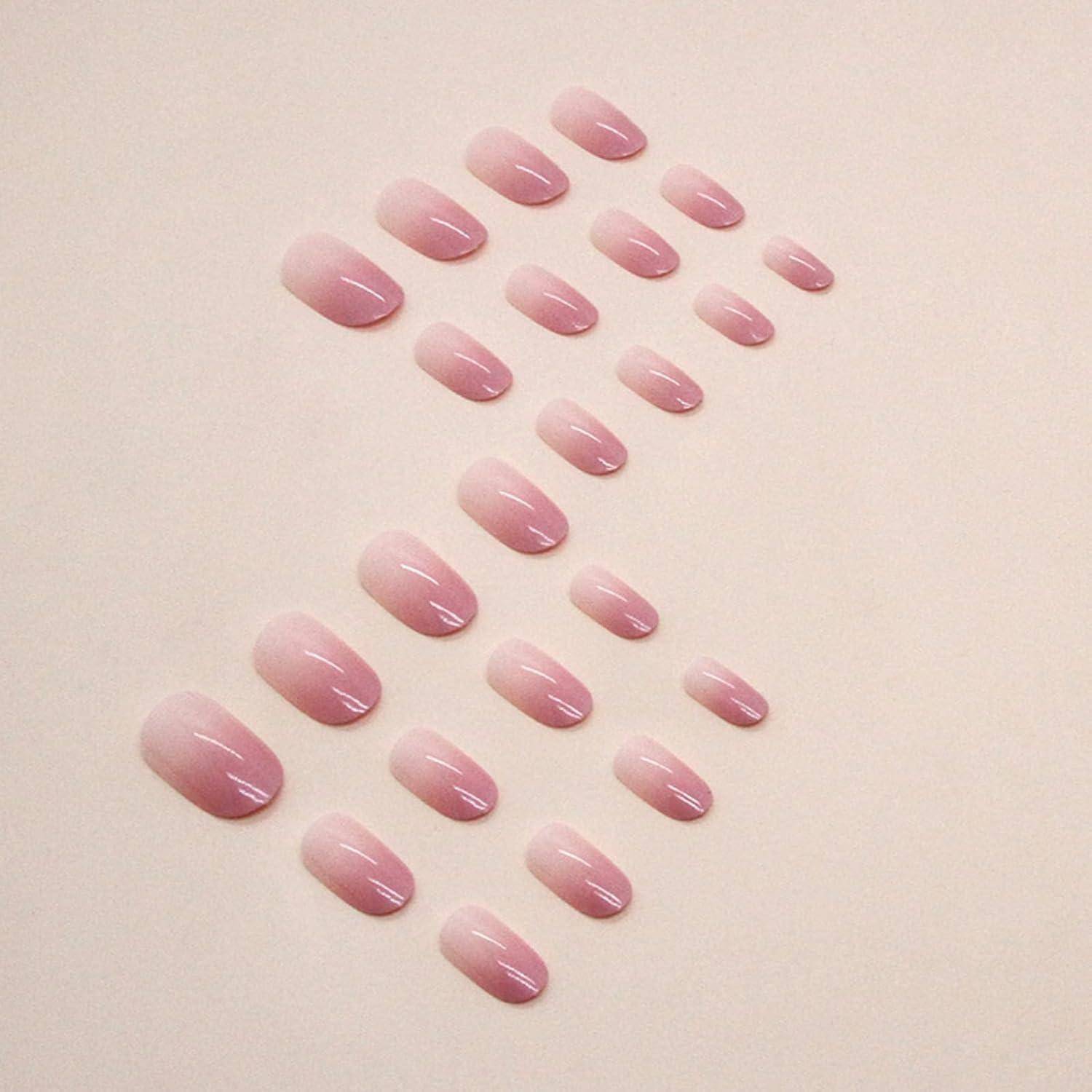 Ein Set künstlicher Nägel mit einem rosa Ombré-Design, in Reihen nach Größe sortiert auf einem einfarbigen Hintergrund.