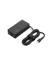 Ein schwarzes Laptop-Ladegerät mit angeschlossenem Netzkabel, das einen USB-C-Anschluss aufweist, vor einem einfarbigen weißen Hintergrund.