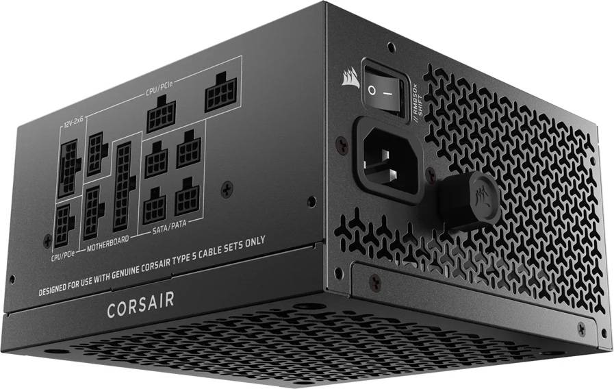 Corsair modulare PC-Stromversorgungseinheit mit beschrifteten Kabelanschlüssen, Stromschalter, AC-Eingang und Belüftungsgitter auf einem schwarzen Metallgehäuse.
