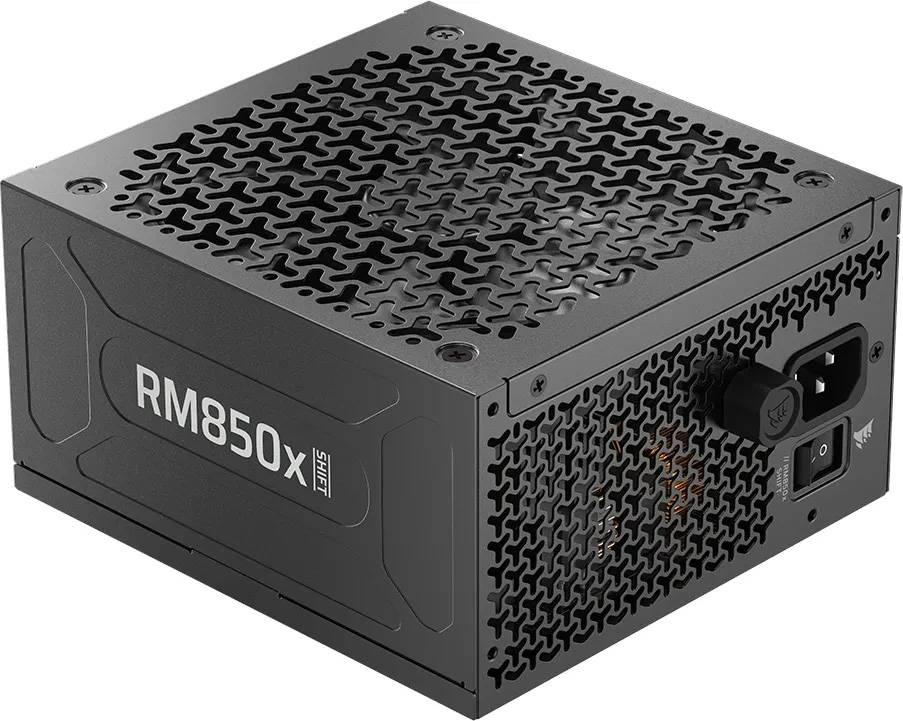 Schwarzer Corsair RM850x 850W modulares Computernetzteil, aus einem Winkel dargestellt mit Kühlgitter und Stromverbindungspaneel.