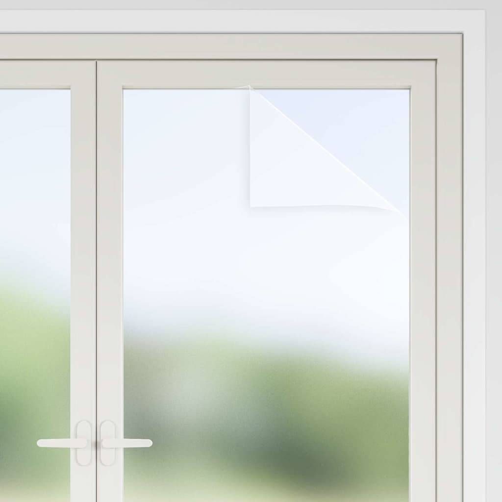 Ein Blatt Fensterfolie wurde auf ein Glasfenster aufgebracht. Die Ecke der Folie wird zurückgeschlagen, wodurch ihre Transparenz und die Aussicht nach draußen sichtbar werden.