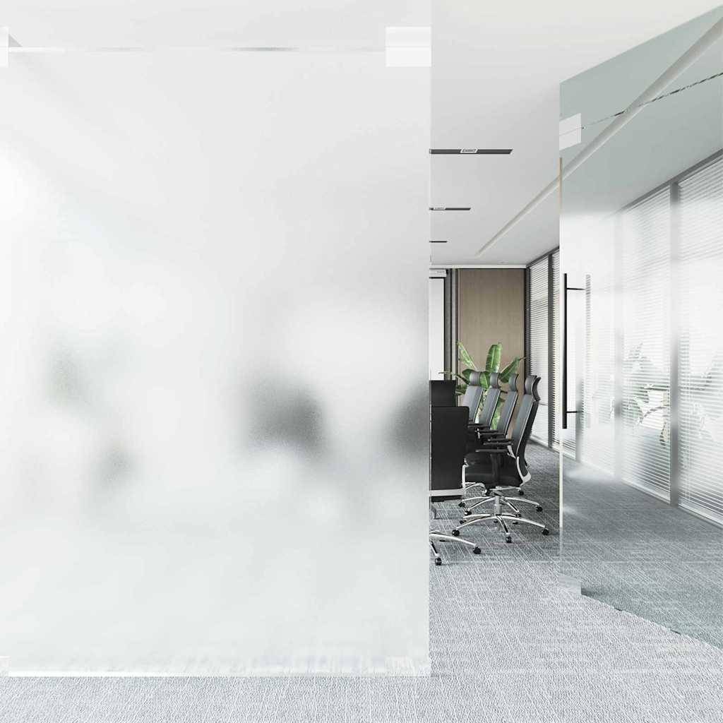 Ein moderner Büroraum mit satinierten Glastrennwänden, ergonomischen Stühlen und natürlichem Licht, das durch große Fenster hereinströmt.