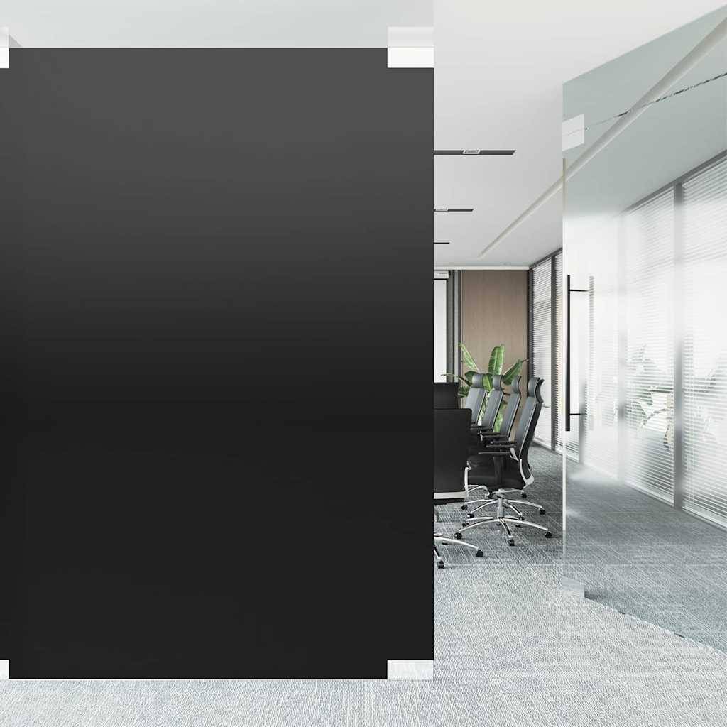 Ein modernes Büro-Interieur mit Glaswänden, mehreren leeren Drehstühlen um einen langen Tisch und natürlichem Licht, das durch die Fenster hereinströmt.