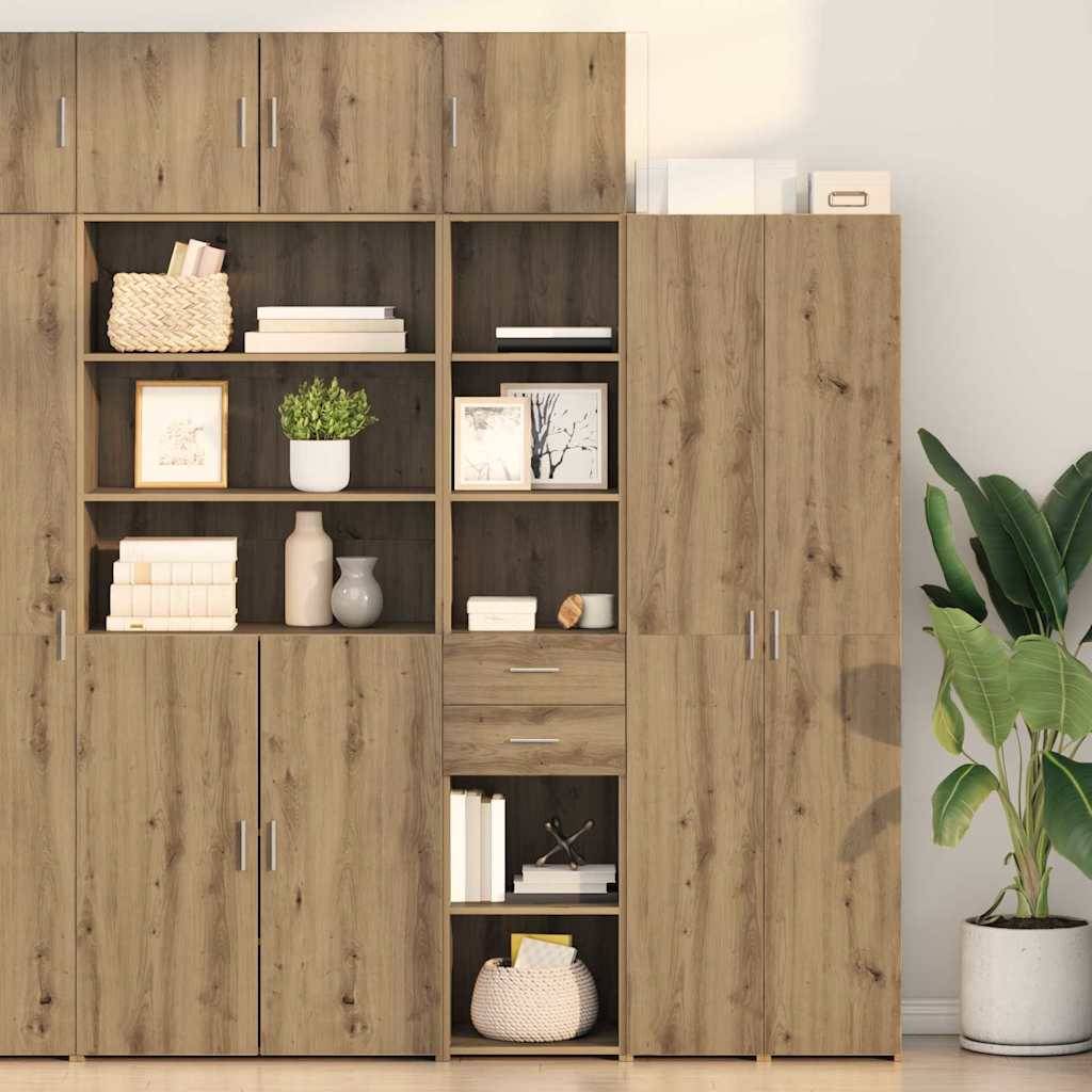 Holzregal mit Büchern, Dekorationselementen und Topfpflanzen. Mit Schränken, Schubladen und offenen Regalen vor einer hellen Wand.