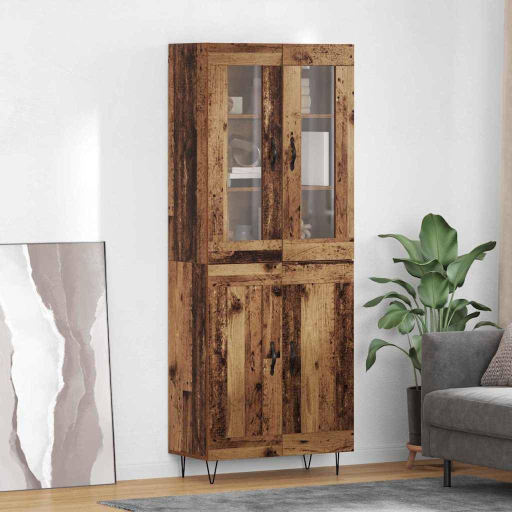 Ein hoher Holzschrank mit Glastüren oben, an einer Wand neben einer Topfpflanze und einem grauen Sofa mit einer strukturierten Wandverkleidung.