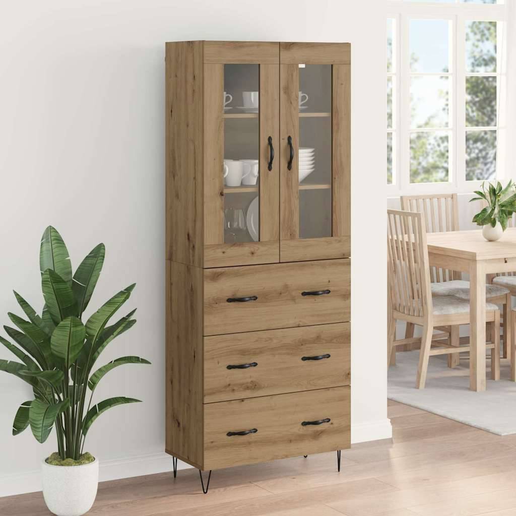 Holzschrank mit Glastüren und drei Schubladen steht an einer weißen Wand. Daneben steht eine Topfpflanze. Im Hintergrund ist ein Esstisch zu sehen.