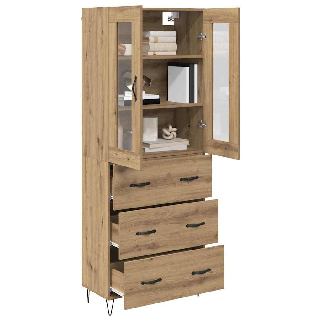 Ein hoher Holzschrank mit Glastüren oben, in dem Handtücher und Dekorationsgegenstände aufbewahrt werden, und drei offenen Schubladen unten, die Stauraum bieten.