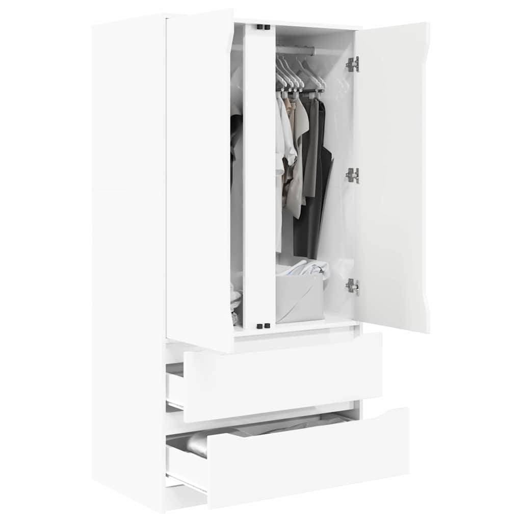 Ein weißer Kleiderschrank mit offenen Türen gibt Blick auf hängende Kleidungsstücke frei, während zwei Schubladen unten geöffnet sind und ordentlich gefaltete Kleidungsstücke zeigen.