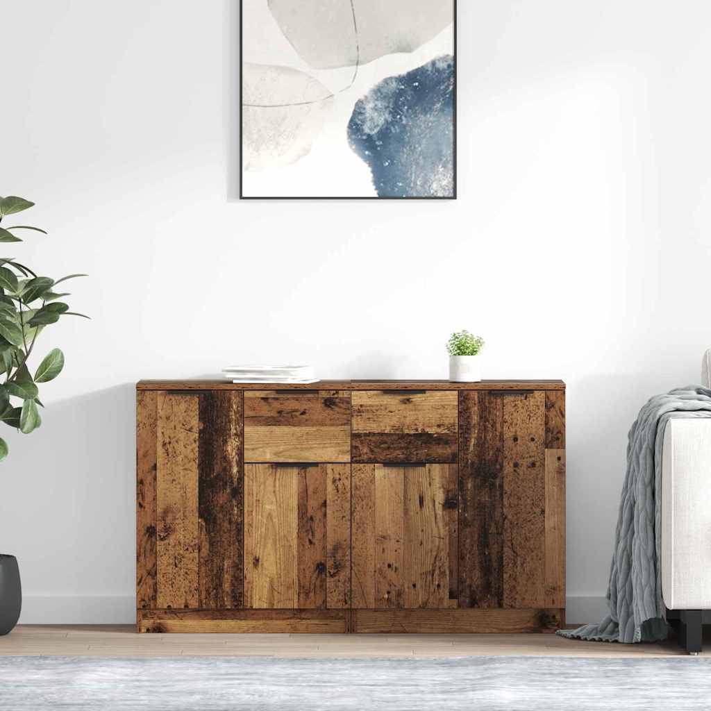 Ein rustikales Holzsideboard steht an einer hellen Wand, über der abstrakte Kunstwerke hängen. Eine kleine Pflanze steht auf dem Sideboard, und eine Decke hängt von einem nahegelegenen Stuhl herab.