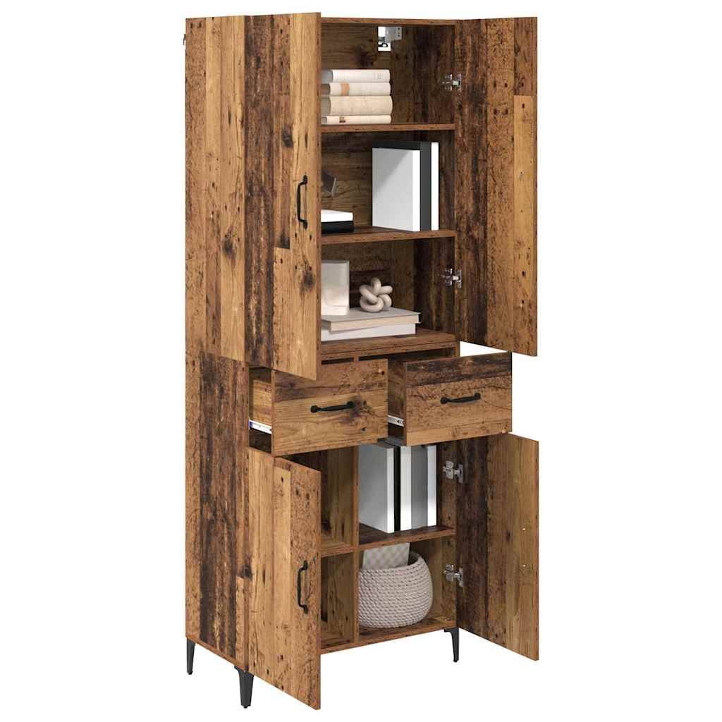 Holzschrank mit rustikaler Oberfläche, der offene und geschlossene Regale aufweist. Enthält Bücher, Dekorationsgegenstände und geflochtene Körbe.