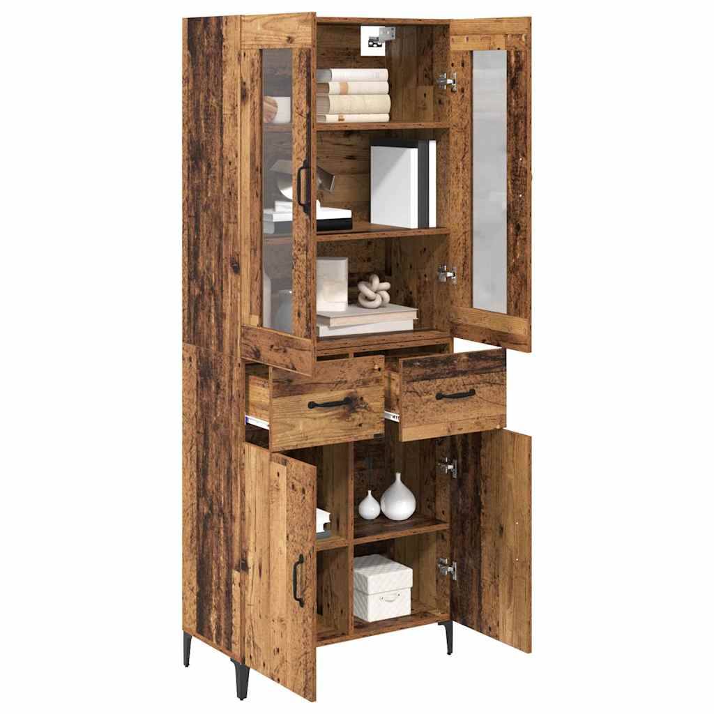 Hoher Holzschrank mit Glastüren oben, der gestapelte Handtücher und Dekorationsgegenstände zeigt. Die unteren Türen und Schubladen sind geöffnet und lassen den Stauraum erkennen.