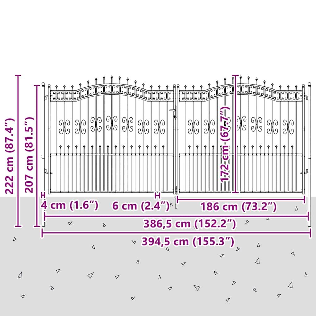 Eisentor mit dekorativen Schnörkeln. Maße: Höhe 222 cm (87,4 Zoll); Gesamtbreite 394,5 cm (155,3 Zoll). Zwei Abschnitte, jeder 172 cm (67,7 Zoll) hoch.