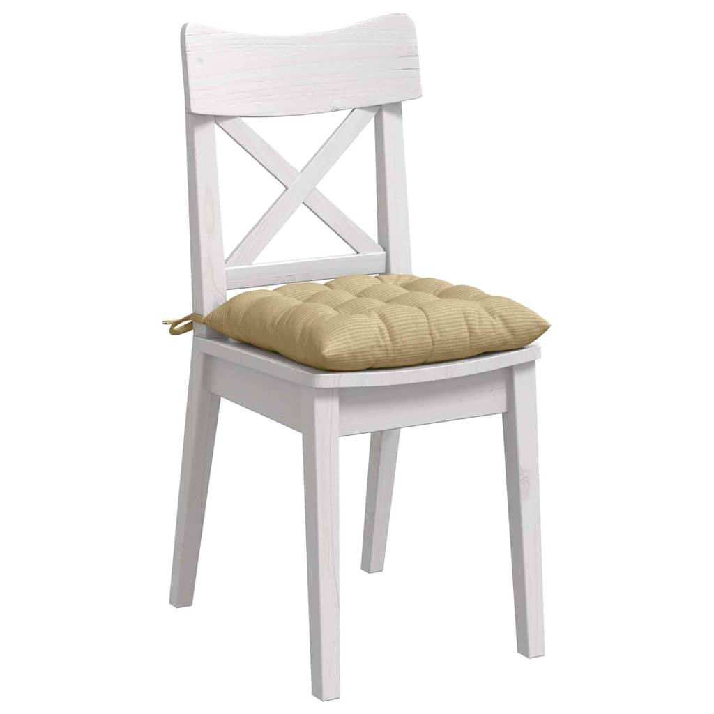 Ein weißer Holzstuhl mit einem Rücken im 'X'-Design und einem beigen Kissen auf der Sitzfläche.