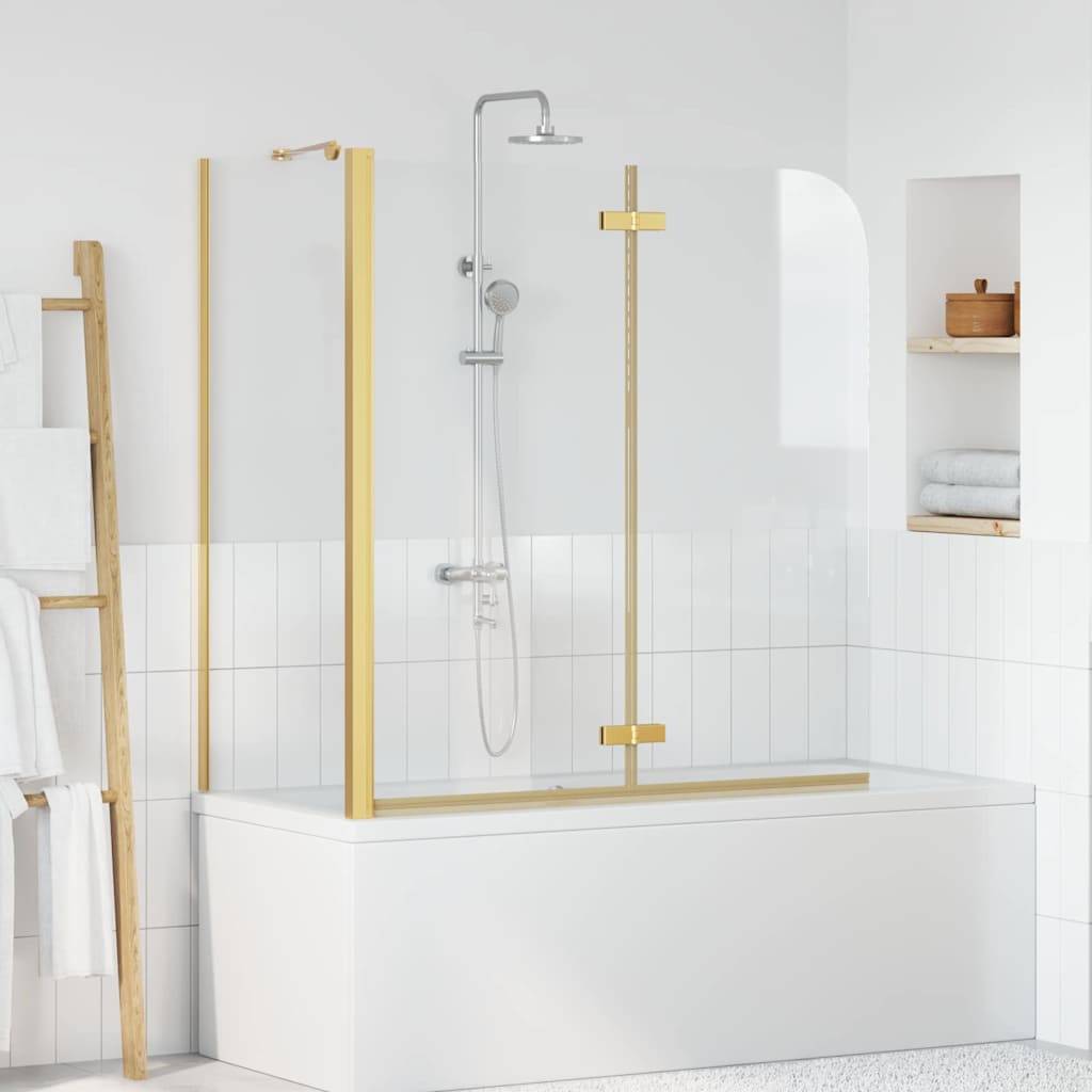 Ein modernes Badezimmer verfügt über eine weiße Badewanne mit einer transparenten Glasduschtrennwand, die in Gold gerahmt ist, neben einer Holz-Handtuchleiter.