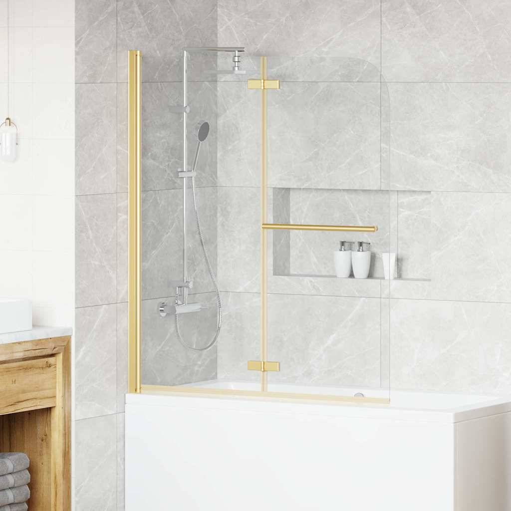 Modernes Badezimmer mit einer weißen Badewanne, Duschtur mit goldenem Rahmen und Glaselementen sowie neutralen grauen Fliesen. Holzregal auf der linken Seite mit Handtüchern.