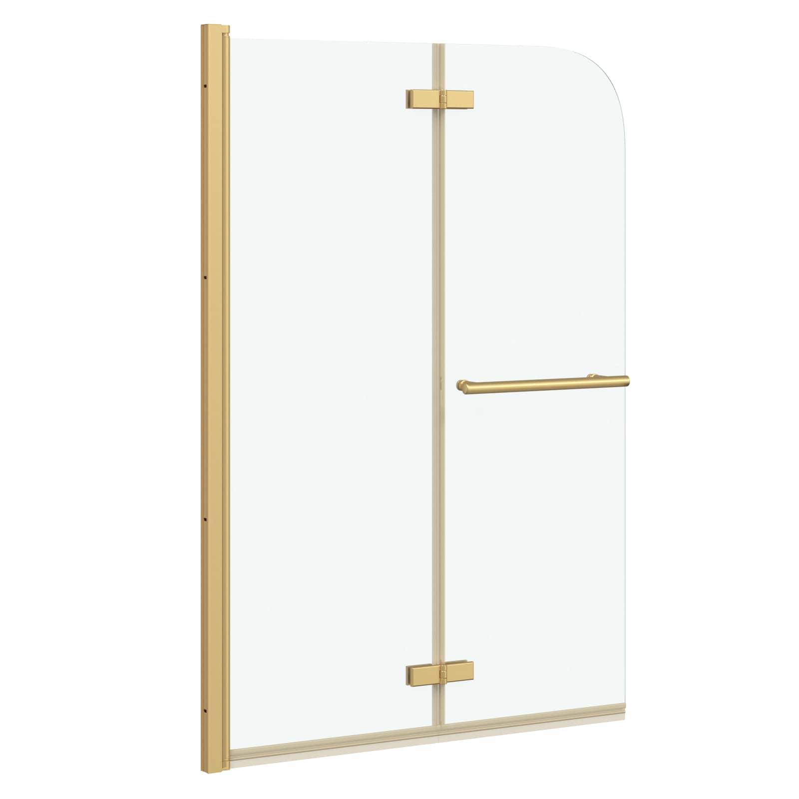 Eine klare Duschtrennwand mit einem goldenen Griff und Scharnieren, die eine gebogene Ecke oben aufweist und an der linken Wand befestigt ist.