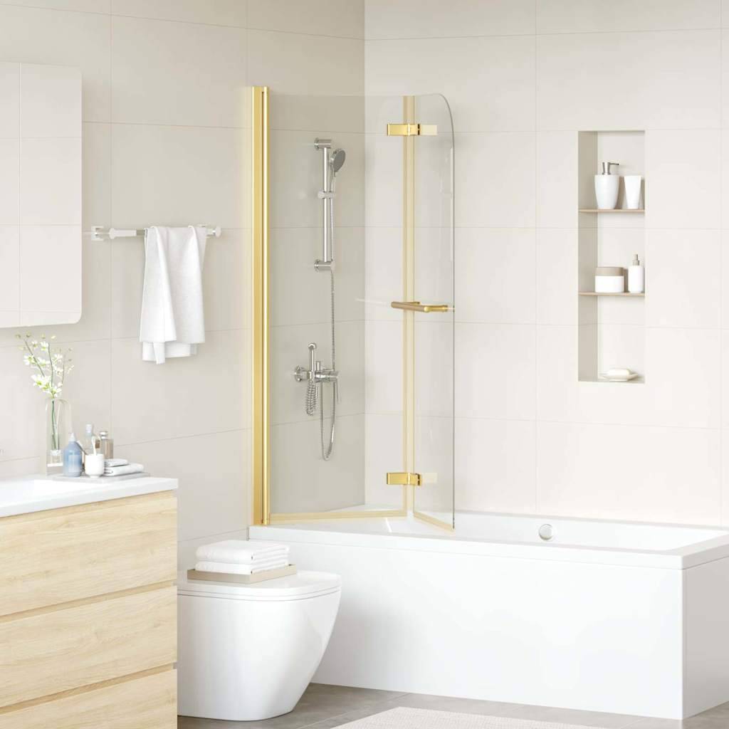 Ein modernes Badezimmer mit einer Badewanne-Dusche-Kombination, die mit goldenen Armaturen ausgestattet ist, einer weißen Toilette, einem Holzwaschtisch und minimalistischen Regalen.