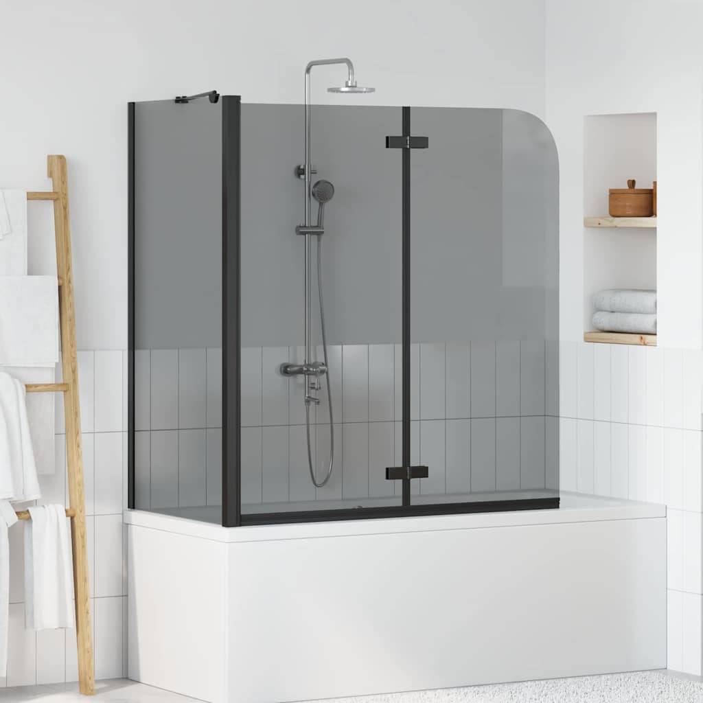 Ein modernes Badezimmer mit einer Glasduschkabine über einer weißen Badewanne, ausgestattet mit einem Chrom-Duschkopf und einer minimalistischen Holz-Handtuchleiter.