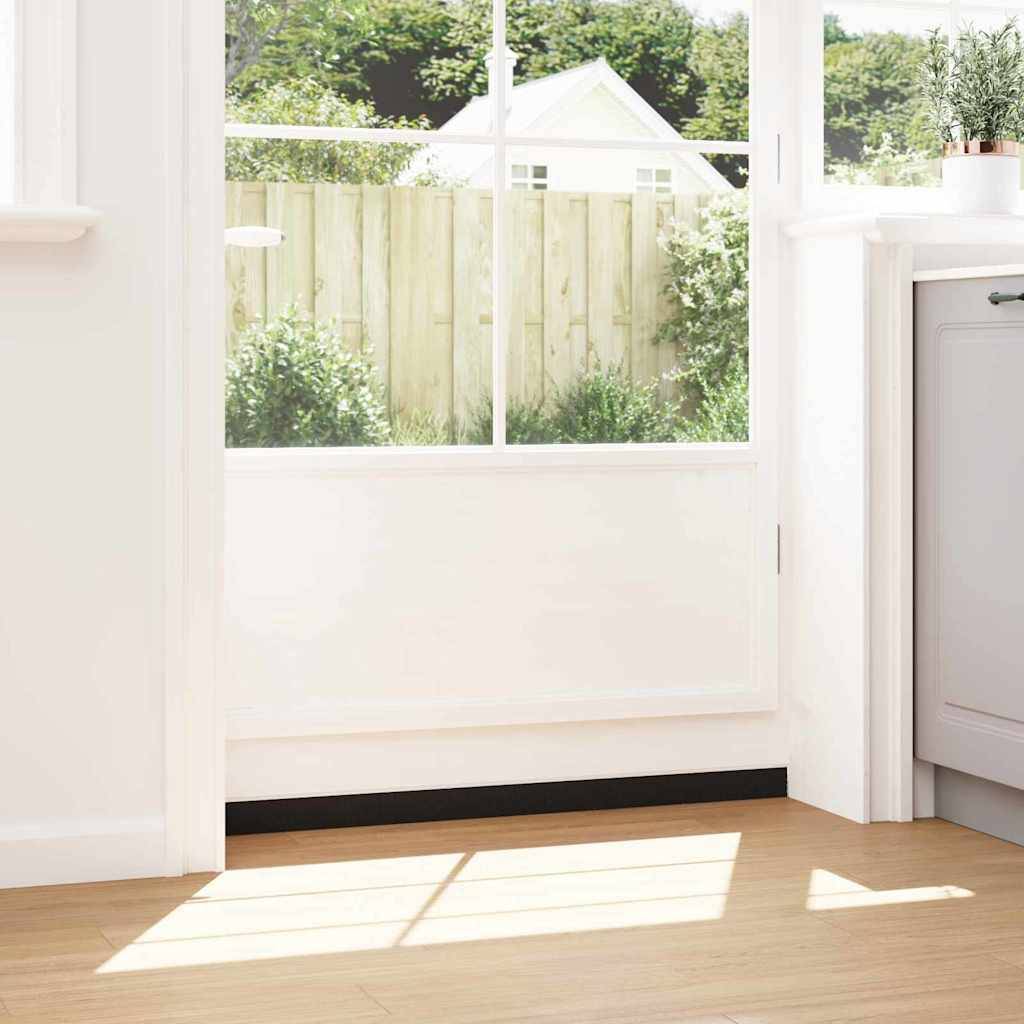 Sonnendurchflutete Küchenecke mit einem Fenster, das einen Gartenblick freigibt, hellem Holzboden und einem grauen Schrank, der von einer kleinen Pflanze gekrönt wird.