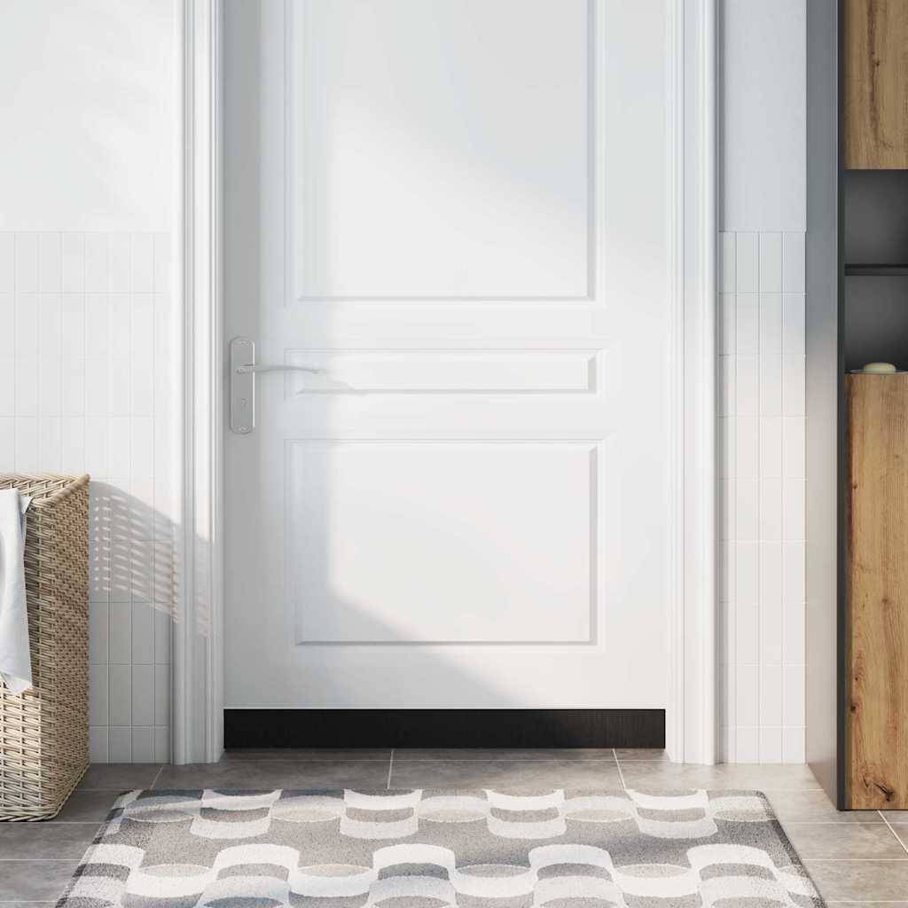 Eine saubere, weiße Badezimmertür mit einem modernen Griff. In der Nähe ein geflochtener Wäschekorb und ein Regal mit Holzakzenten. Sonnenlicht, das hereinfiltert.