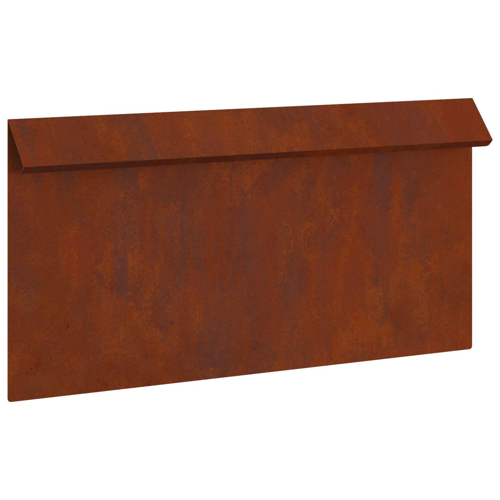 Ein rechteckiges, rostfarbenes Metallblech mit einer schrägen oberen Kante, das einem minimalistischen Wand- oder Dachpaneel ähnelt.