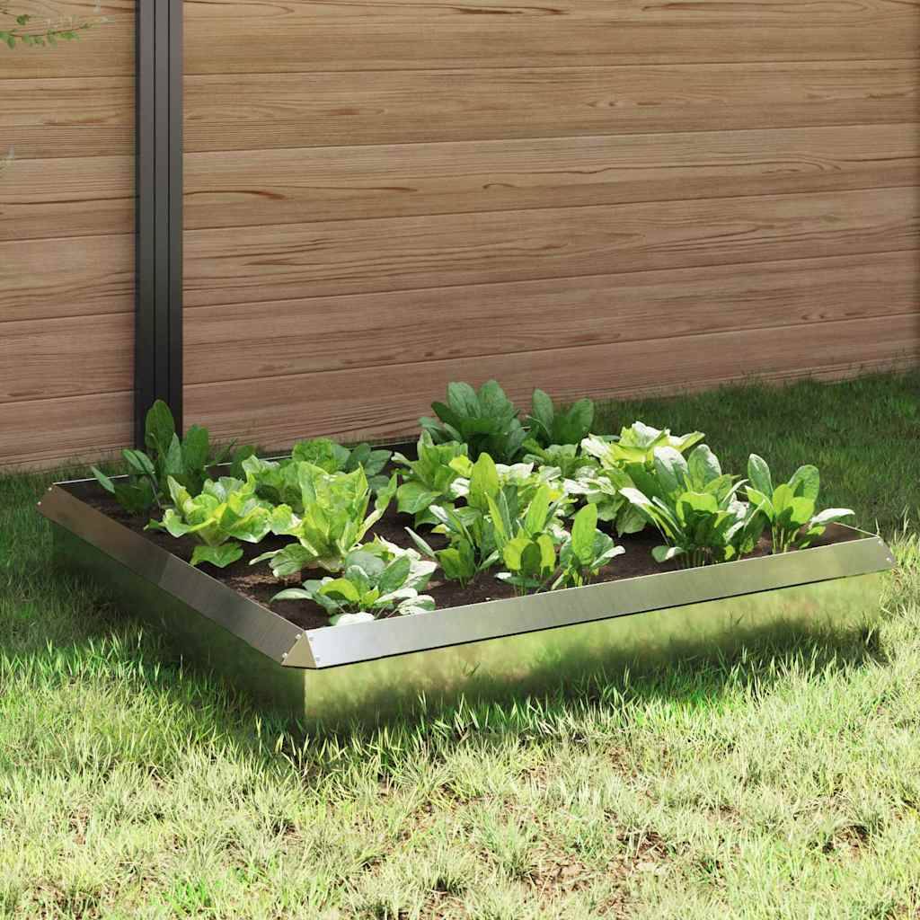 Ein kleines, quadratisches erhöhtes Hochbeet mit üppigen grünen Salatpflanzen, auf Gras stehend, umrahmt von Holzzaunplatten.