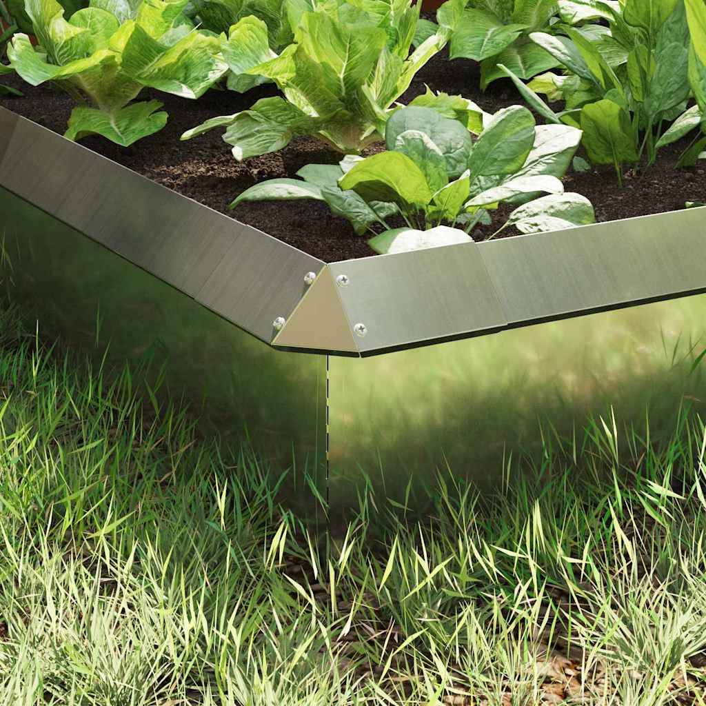 Ein Metall-Hochbeet, gefüllt mit verschiedenen Blattsalaten und Blattgemüse, umgeben von Gras.