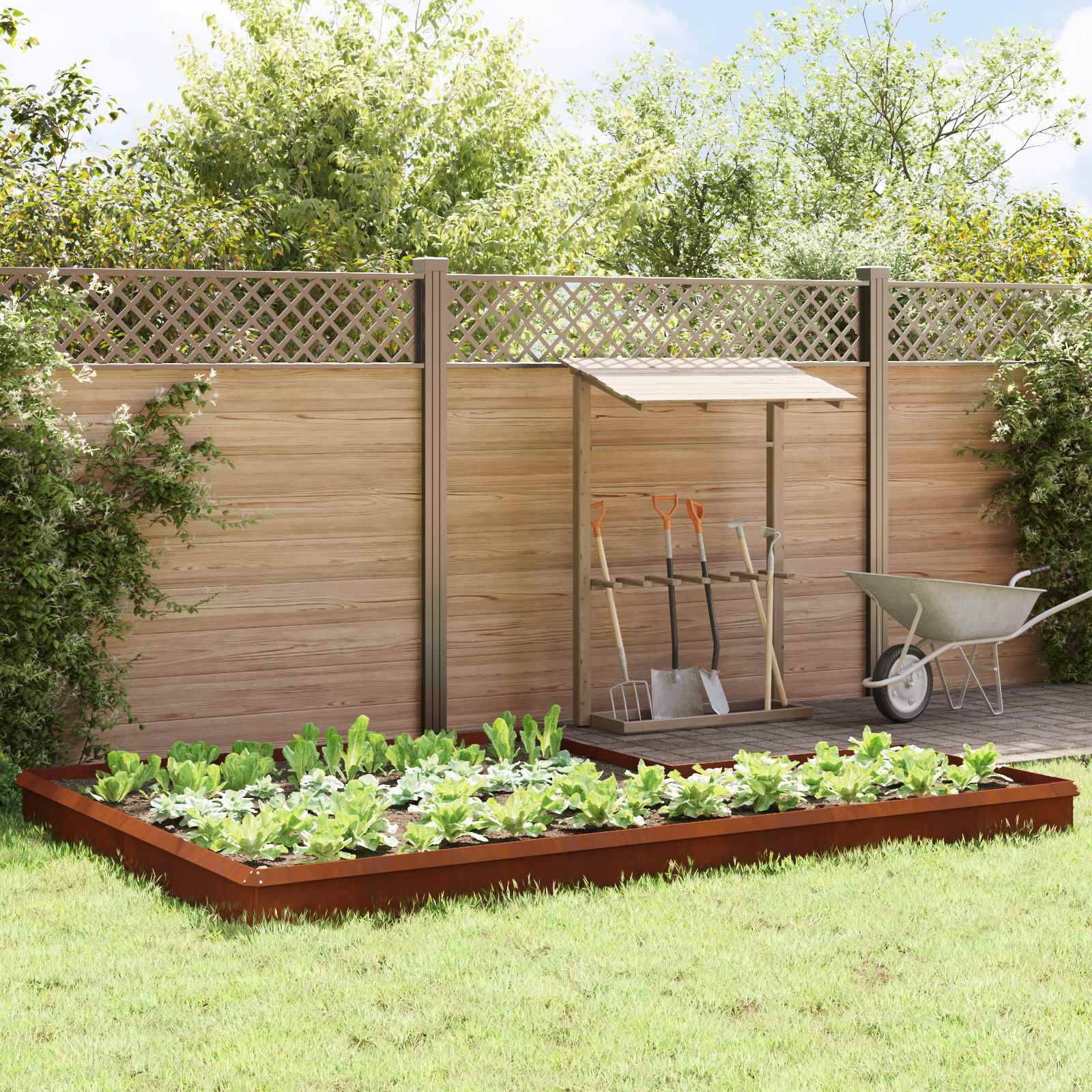 Ein Gemüsegarten mit Blattgemüse in einem erhöhten Beet liegt vor einem Holzzaun. Eine Schubkarre und Werkzeuge stehen in der Nähe unter einem kleinen Unterstand.