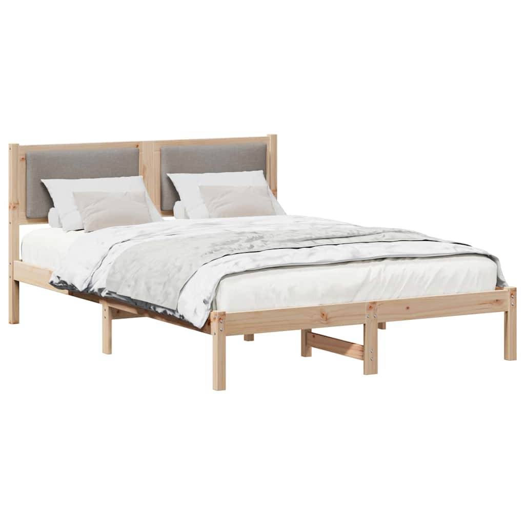 Holzrahmen des Bettes mit weißer Bettwäsche und Kissen, versehen mit einem hellgrauen gepolsterten Kopfteil. Schlichtes und minimalistisches Design.