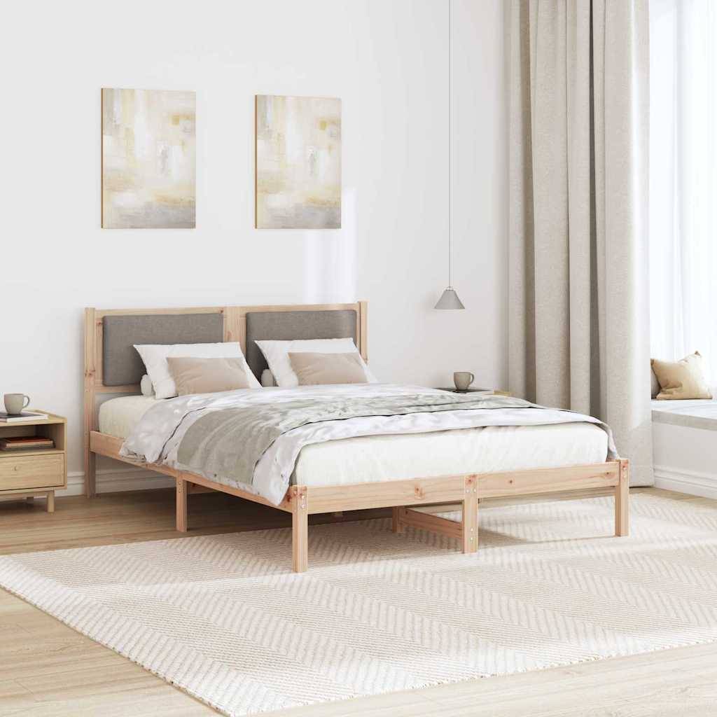 Ein minimalistisches Schlafzimmer präsentiert ein Holzbett mit grau-weißer Bettwäsche, hellem Holzfußboden, neutralen Vorhängen und zwei abstrakten Gemälden an der Wand.