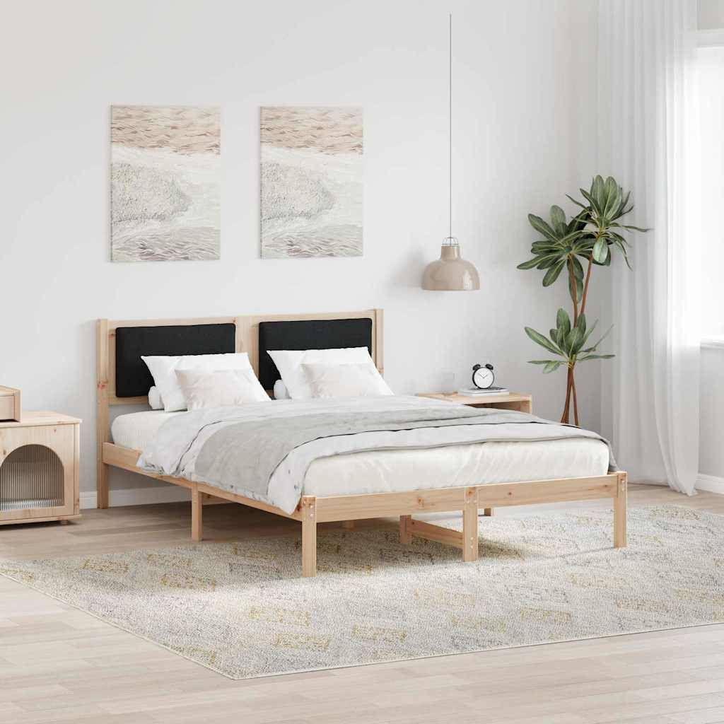 Ein minimalistisches Schlafzimmer mit einem Holzbettgestell, weißer Bettwäsche, zwei abstrakten Gemälden über dem Bett und einer hohen Pflanze in der Ecke.