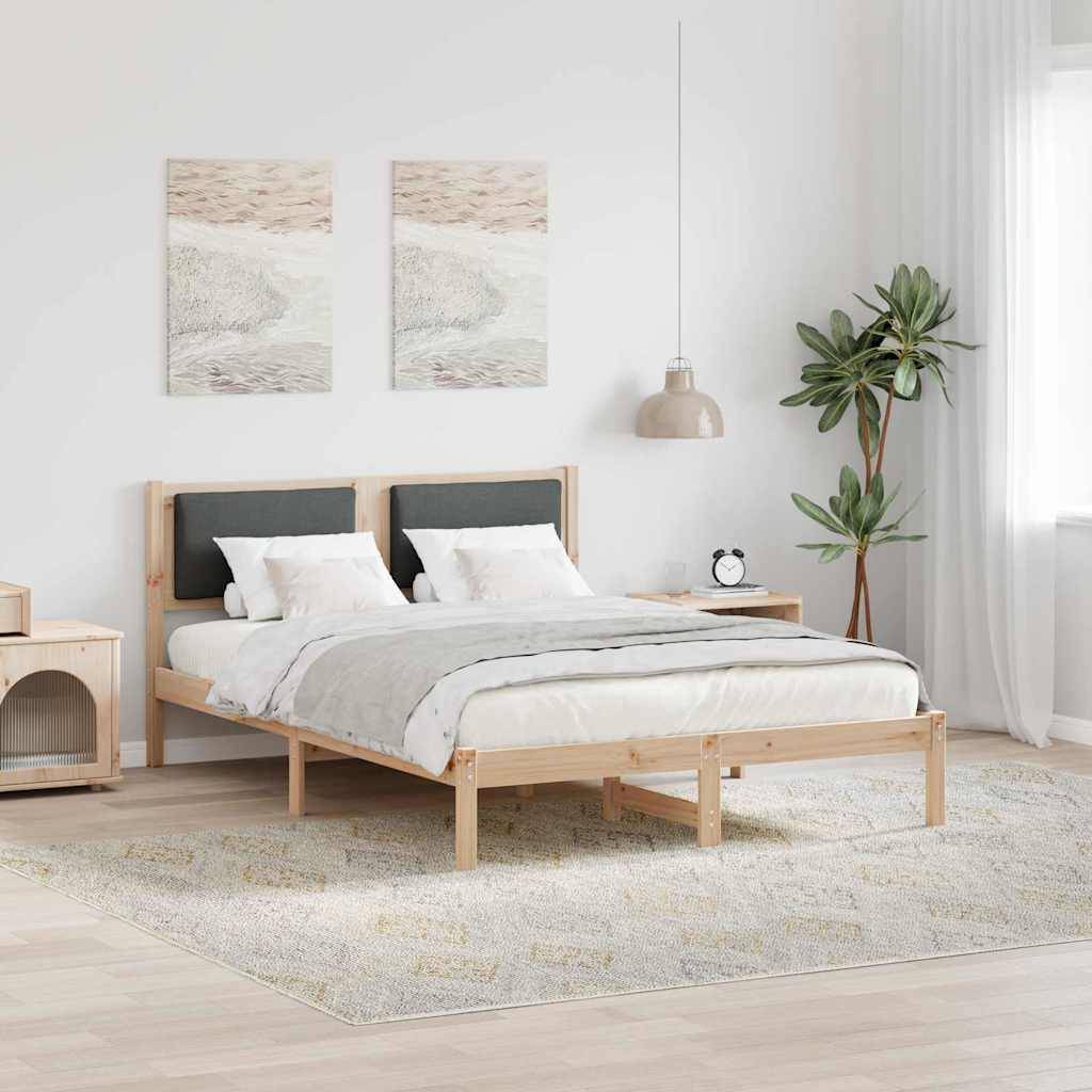 Ein minimalistisches Schlafzimmer mit einem Holzbett, weißer Bettwäsche, zwei abstrakten Gemälden über dem Kopfteil, einem Nachttisch und einer Zimmerpflanze.