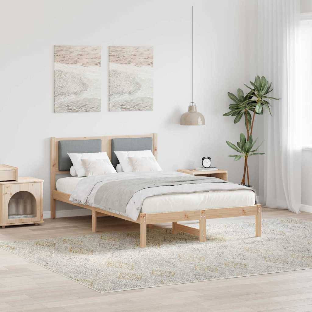 Ein modernes Schlafzimmer mit einem Holzbett, grau-weißer Bettwäsche, zwei Landschaftsgemälden, einer Topfpflanze und einem beigen Teppich auf hellem Holzfußboden.