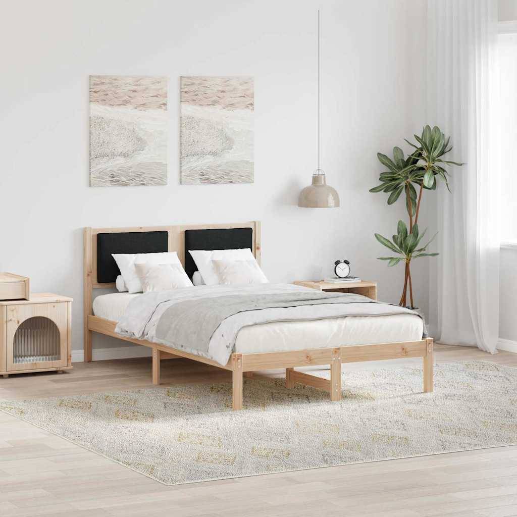 Ein minimalistisches Schlafzimmer mit einem Holzbett, weißer Bettwäsche, zwei abstrakten Gemälden, einer Pendelleuchte und einer Topfpflanze auf einem hellen Teppich.