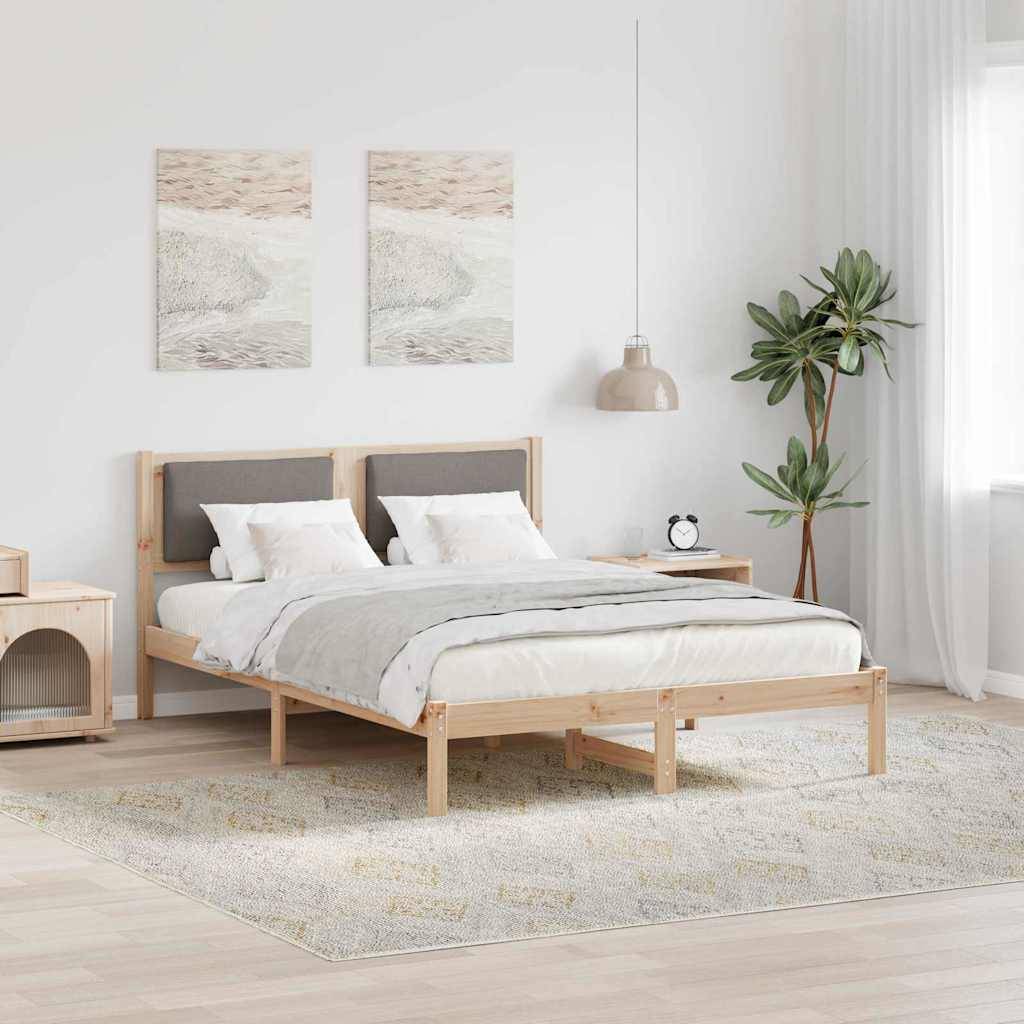 Ein minimalistisches Schlafzimmer präsentiert ein Holzbett mit weißer und grauer Bettwäsche, zwei gerahmten Kunstwerken darüber, einem Nachttisch und einer Topfpflanze.